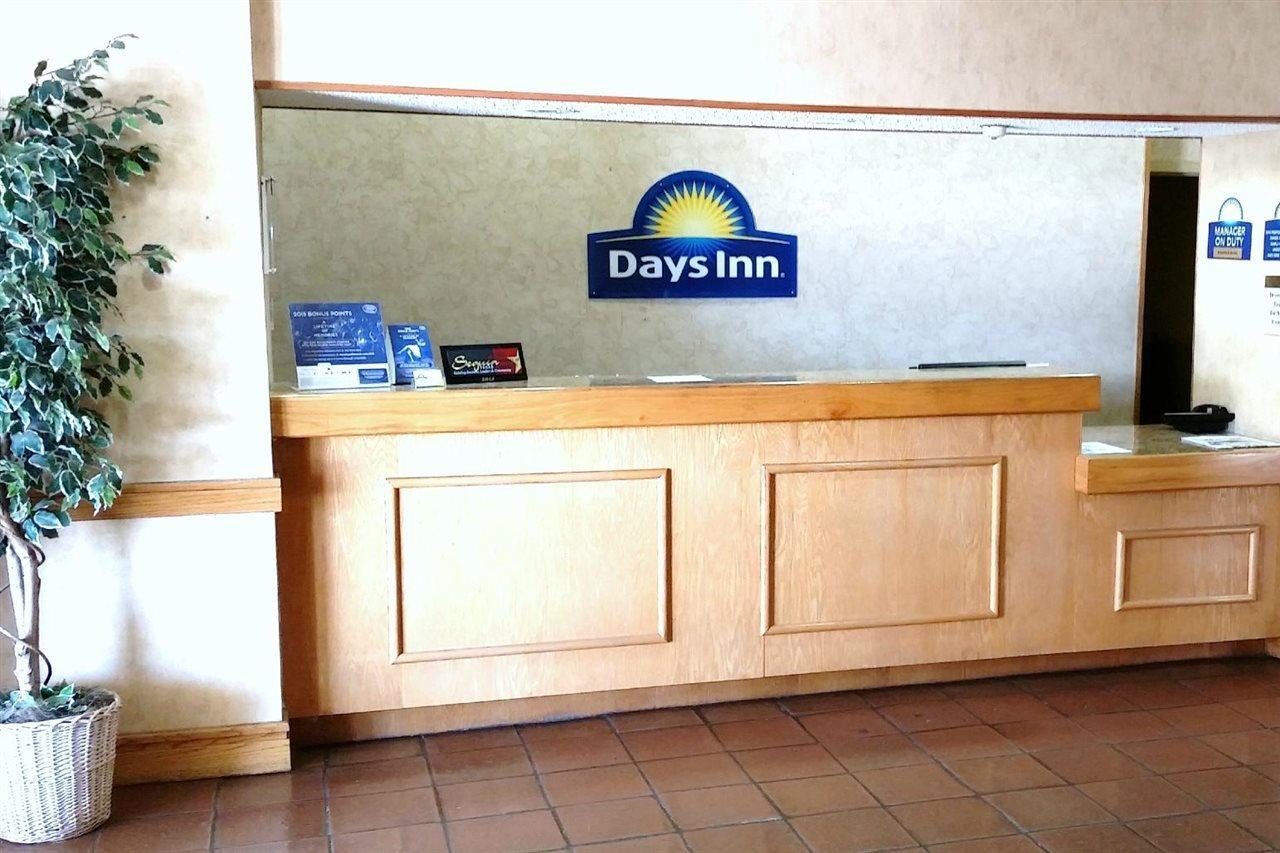 Days Inn By Wyndham Seguin Tx Buitenkant foto